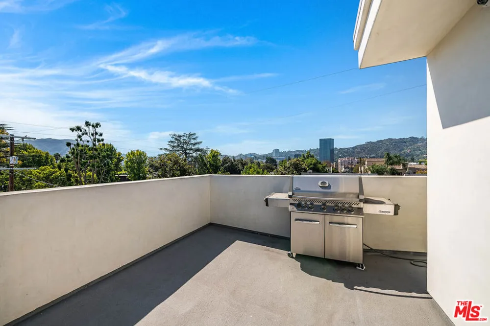 10610 W Kareen Court Toluca Lake, CA 91602