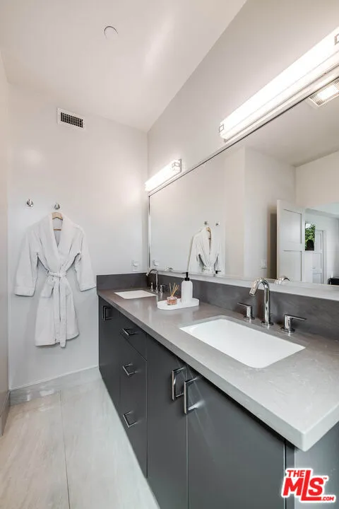 10610 W Kareen Court Toluca Lake, CA 91602
