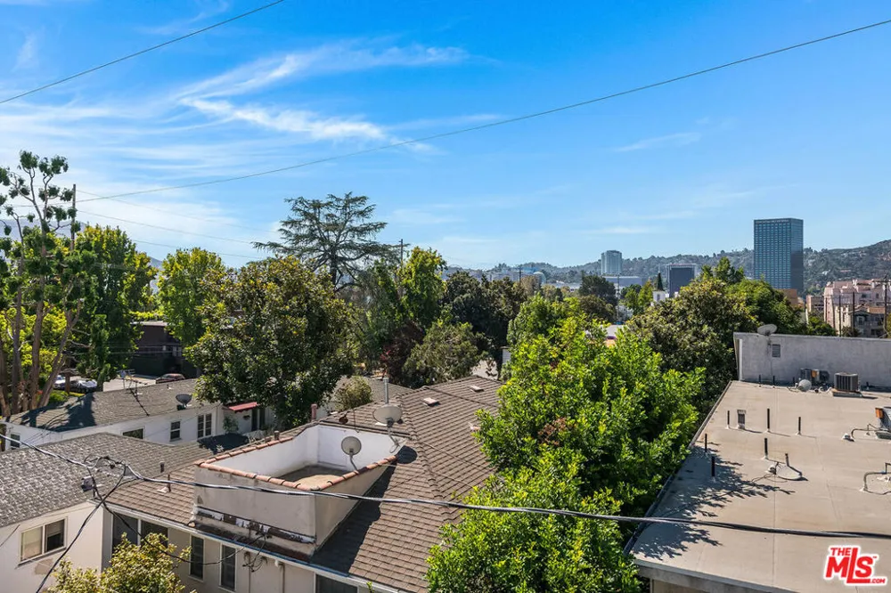 10610 W Kareen Court Toluca Lake, CA 91602