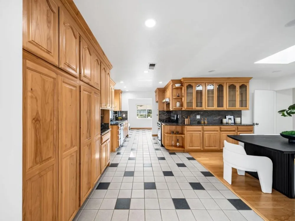 18564 Paseo Tierra Saratoga, CA 95070