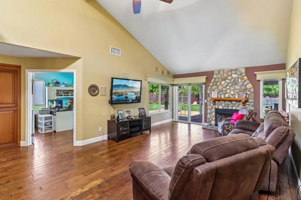 9086 Hunter Pass Alpine, CA 91901