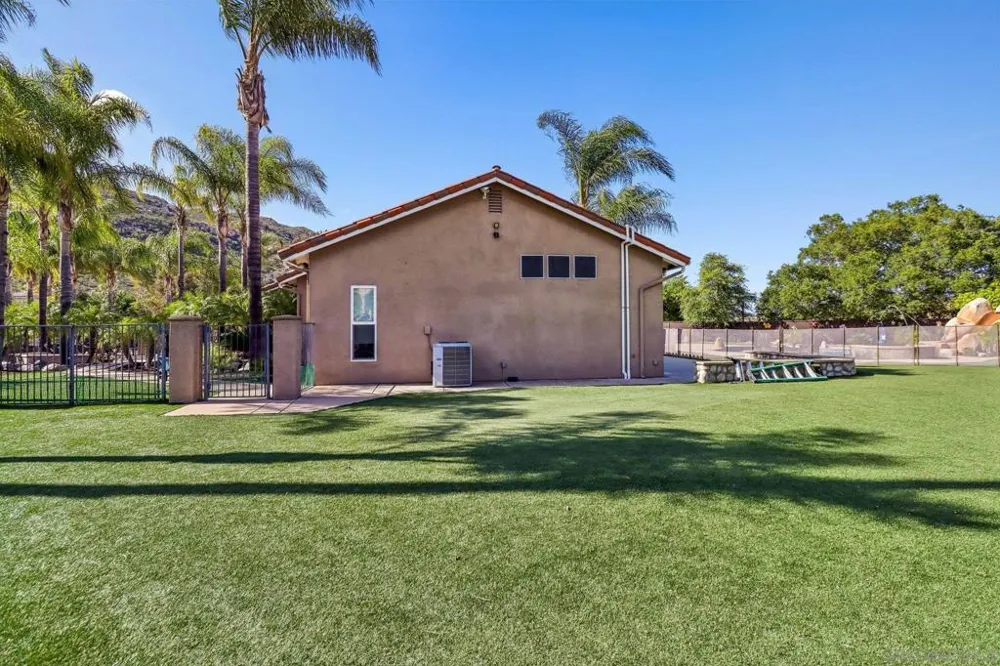 9086 Hunter Pass Alpine, CA 91901