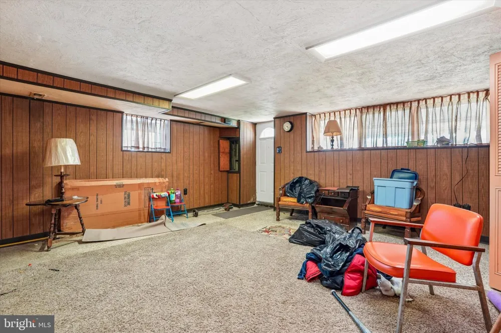 8207 NARVON Philadelphia, PA 19136