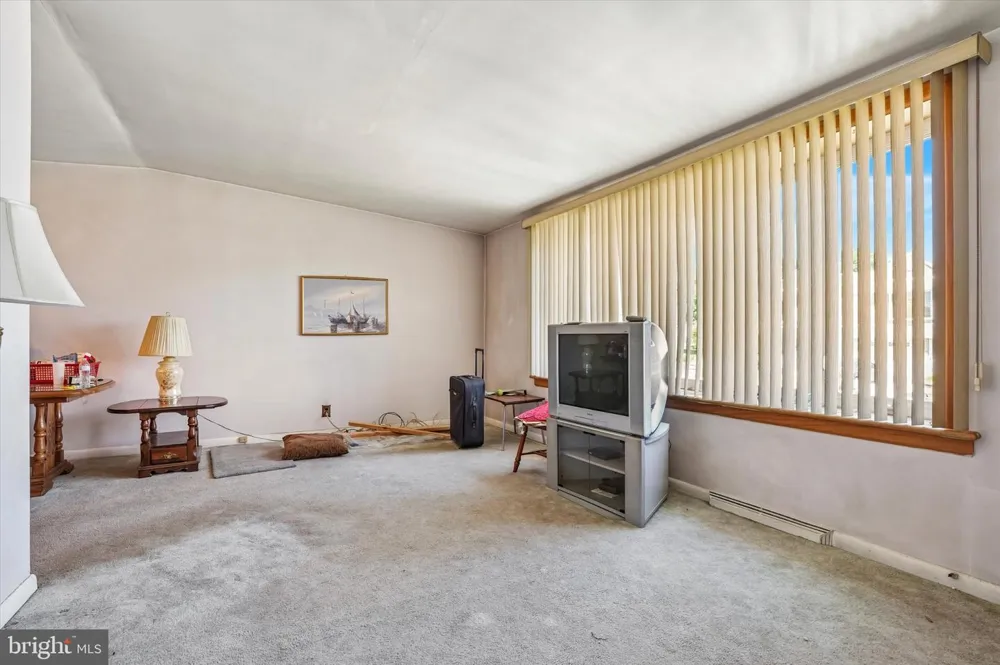 8207 NARVON Philadelphia, PA 19136