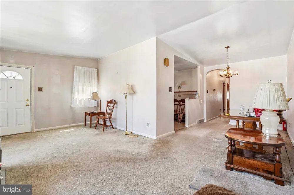 8207 NARVON Philadelphia, PA 19136