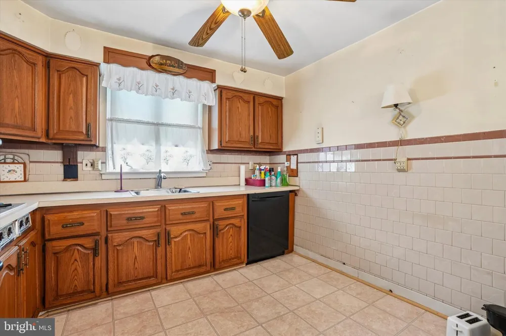 8207 NARVON Philadelphia, PA 19136
