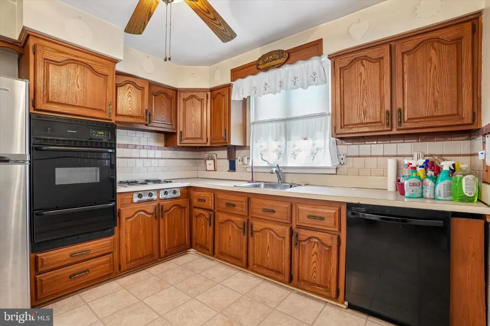 8207 NARVON Philadelphia, PA 19136
