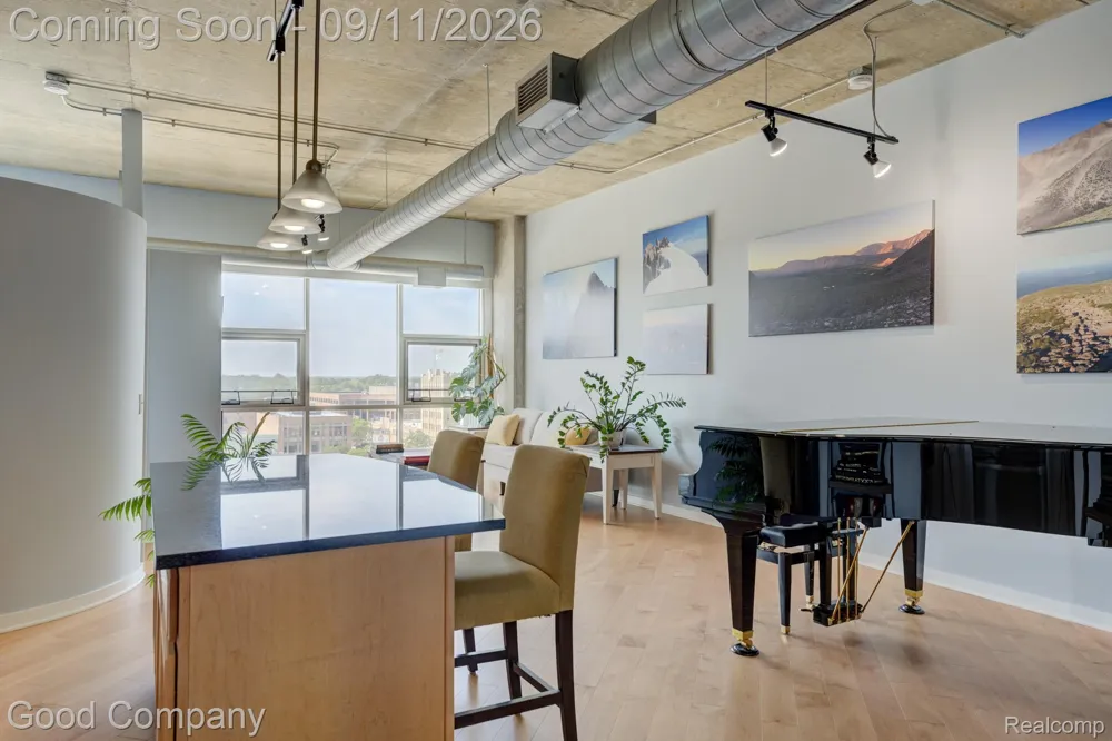 100 W 5th Street Royal Oak City, MI 48067