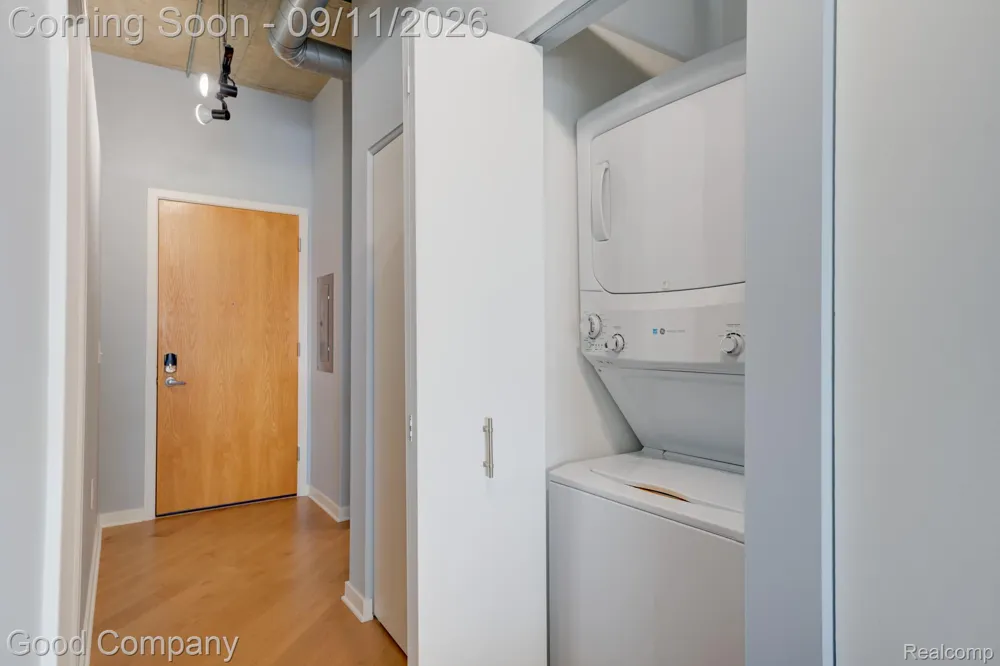100 W 5th Street Royal Oak City, MI 48067