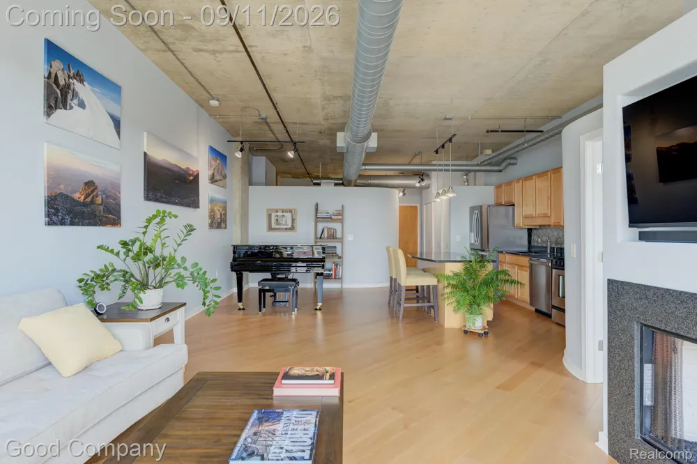 100 W 5th Street Royal Oak City, MI 48067