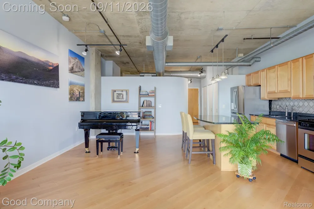 100 W 5th Street Royal Oak City, MI 48067