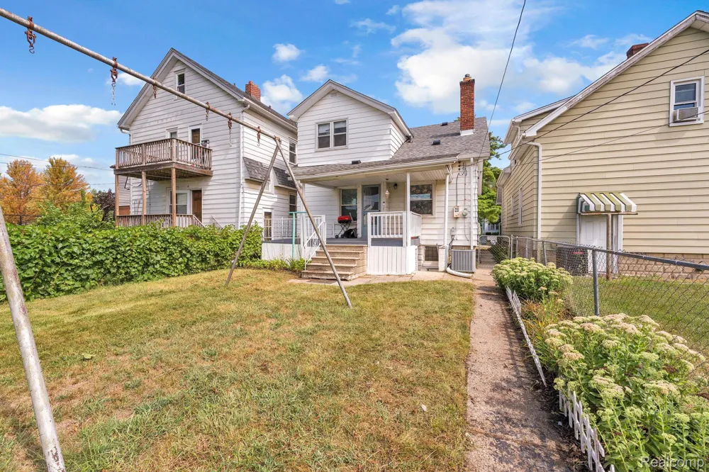7631 Maple Street Dearborn City, MI 48126