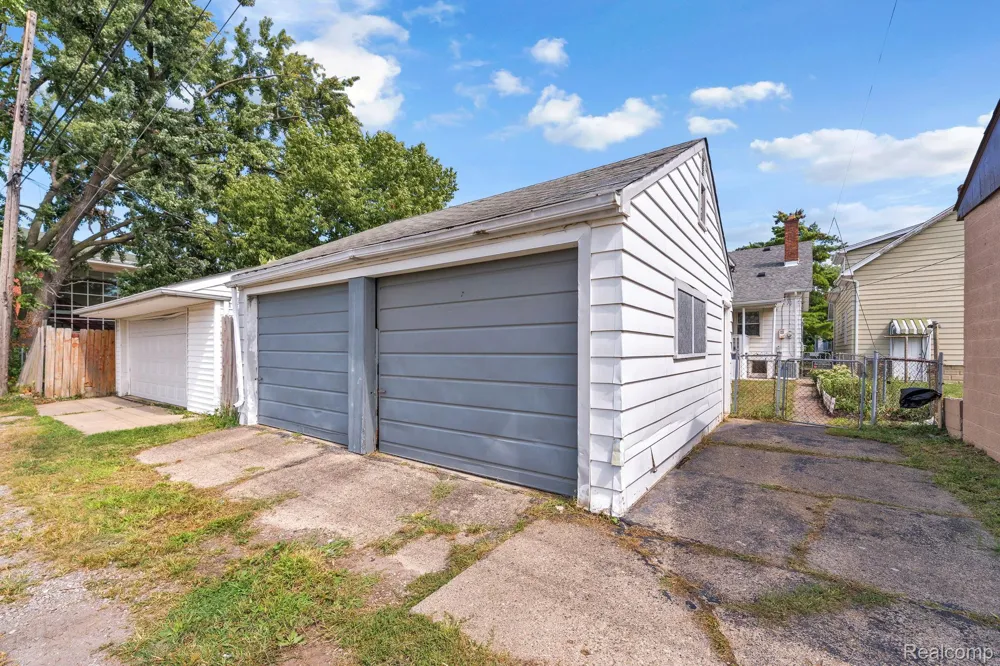 7631 Maple Street Dearborn City, MI 48126