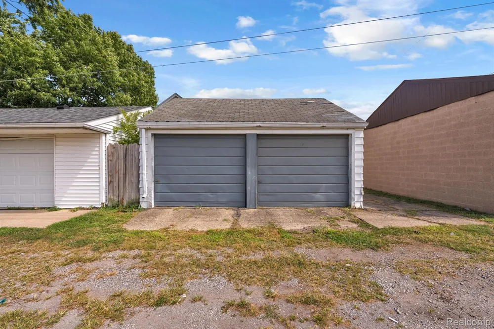 7631 Maple Street Dearborn City, MI 48126