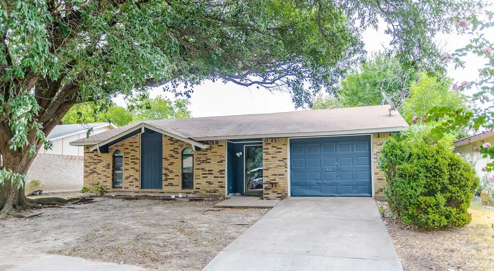 2633 Santa Anna Drive Grand Prairie, TX 75052