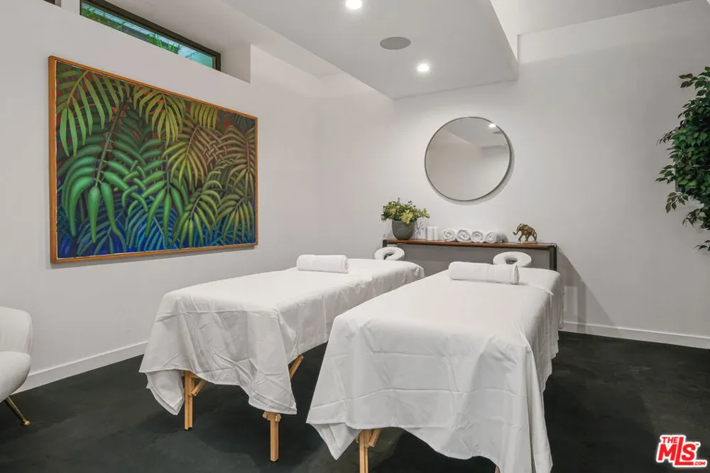 810 Orlando Avenue Los Angeles, CA 90069