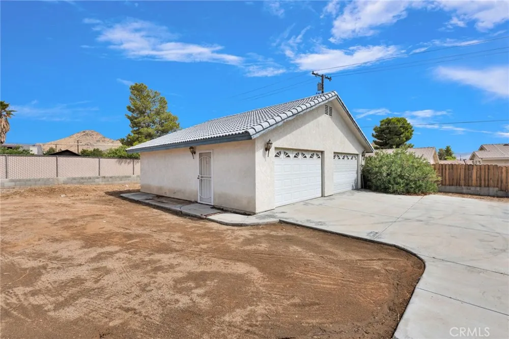 19311 Roanoke Road Apple Valley, CA 92307