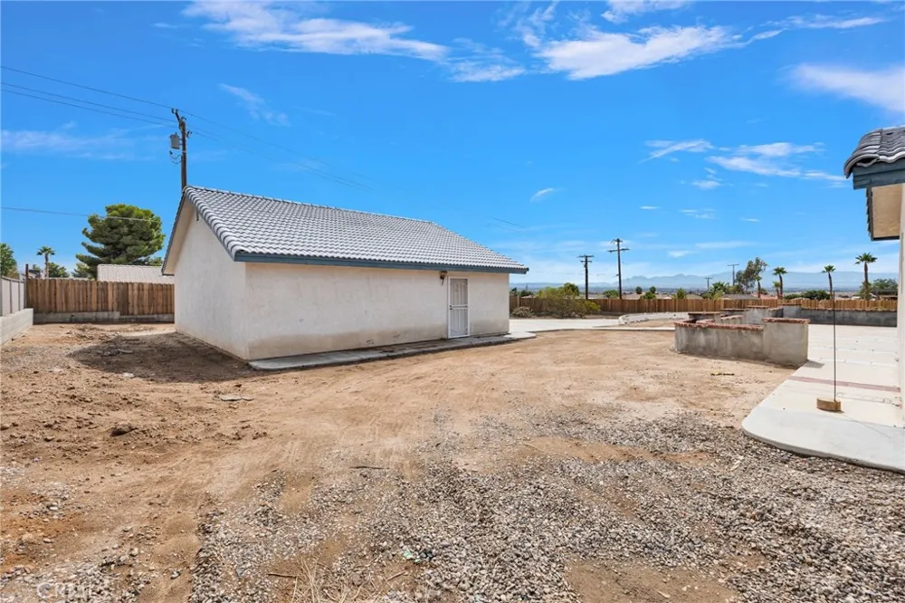 19311 Roanoke Road Apple Valley, CA 92307