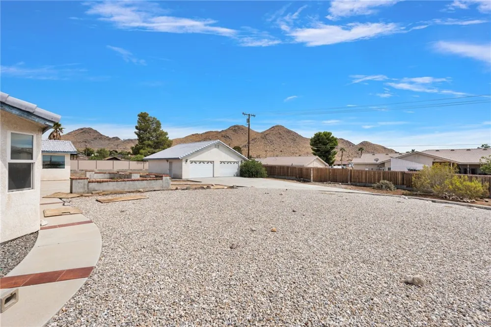 19311 Roanoke Road Apple Valley, CA 92307
