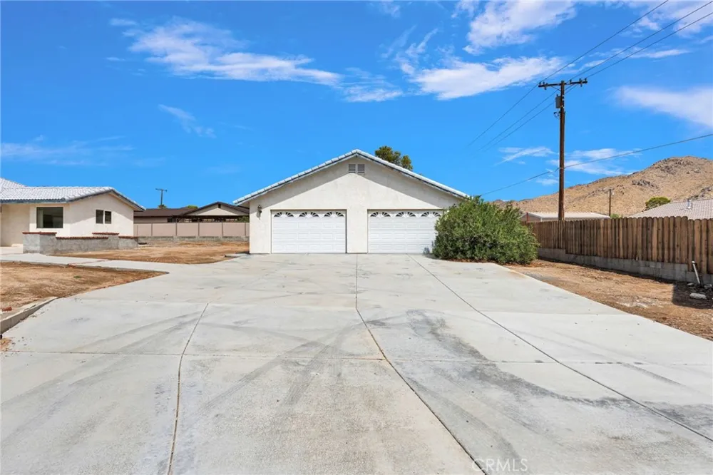 19311 Roanoke Road Apple Valley, CA 92307