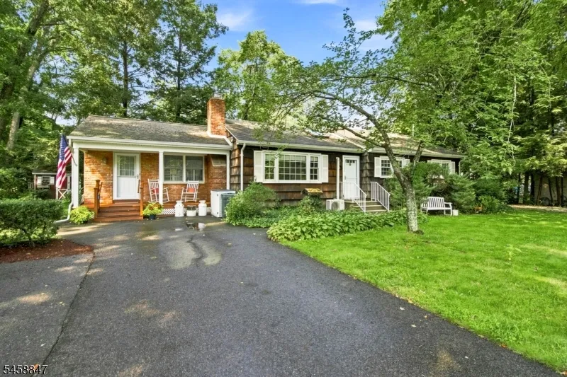 2 Mohican Trl Jefferson, NJ 07438