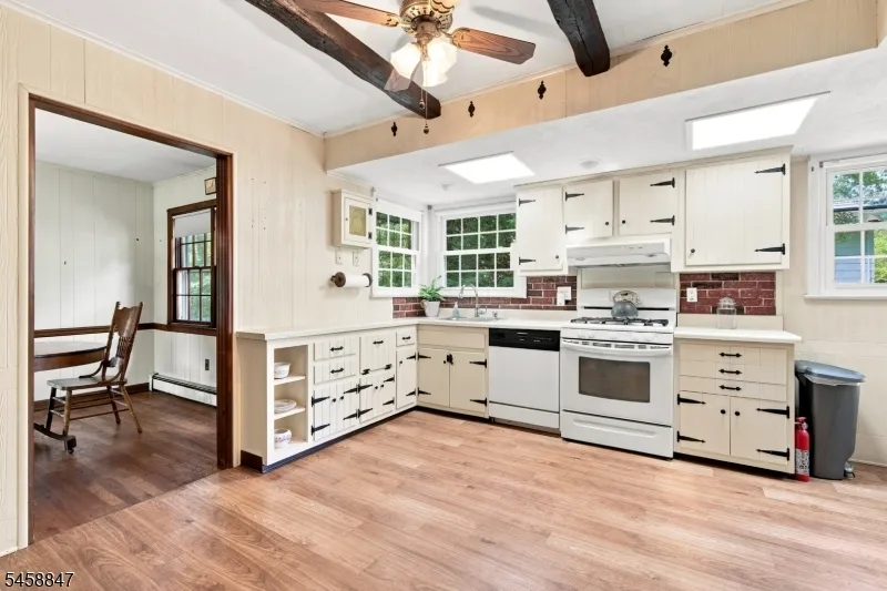 2 Mohican Trl Jefferson, NJ 07438