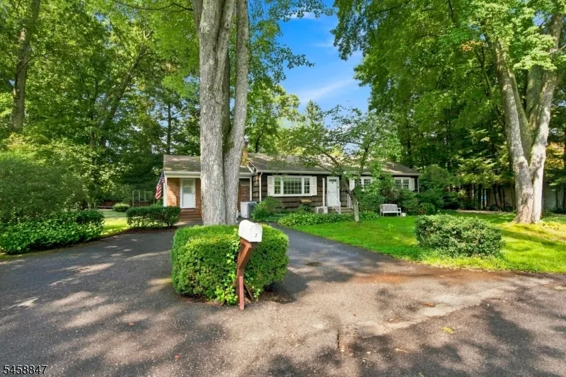 2 Mohican Trl Jefferson, NJ 07438
