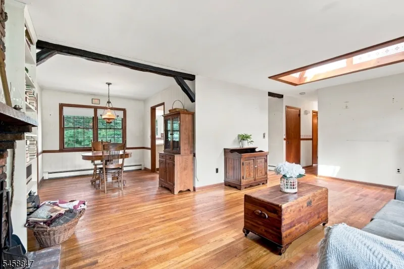2 Mohican Trl Jefferson, NJ 07438