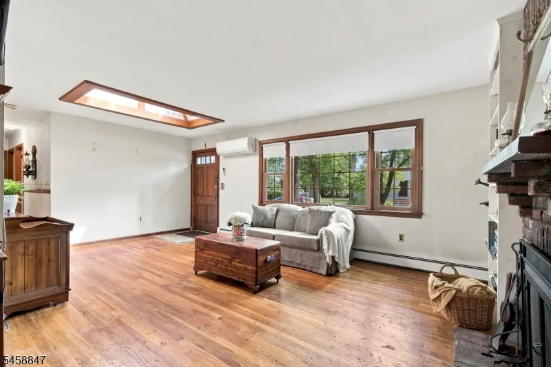 2 Mohican Trl Jefferson, NJ 07438