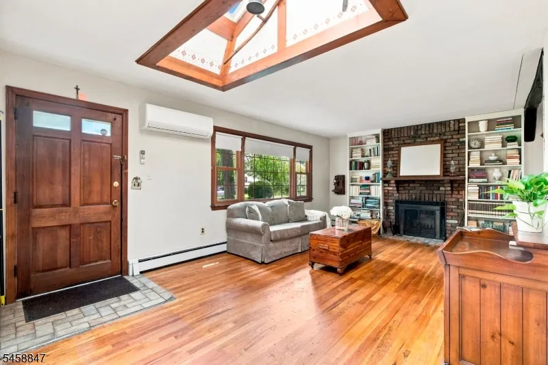 2 Mohican Trl Jefferson, NJ 07438