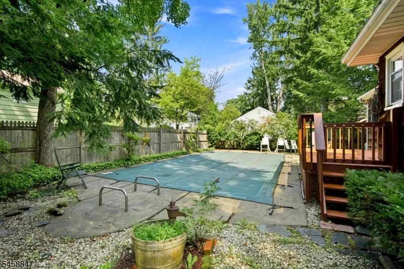 2 Mohican Trl Jefferson, NJ 07438