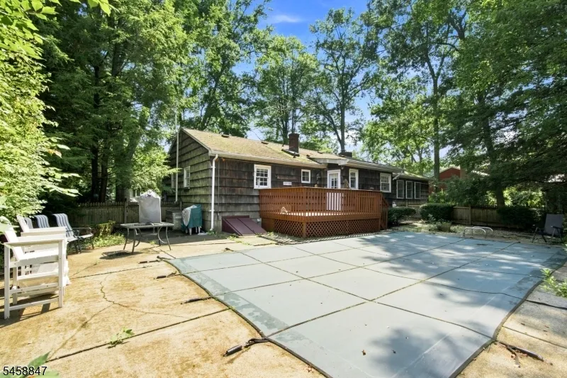 2 Mohican Trl Jefferson, NJ 07438