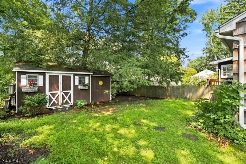 2 Mohican Trl Jefferson, NJ 07438
