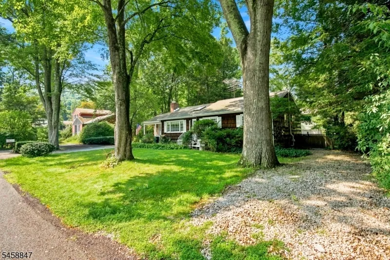 2 Mohican Trl Jefferson, NJ 07438