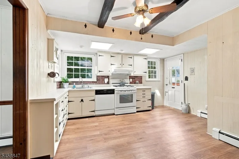 2 Mohican Trl Jefferson, NJ 07438