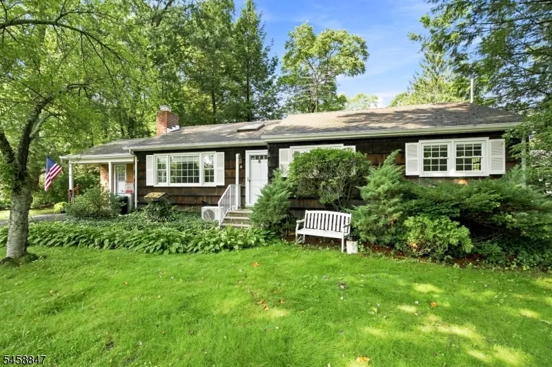 2 Mohican Trl Jefferson, NJ 07438