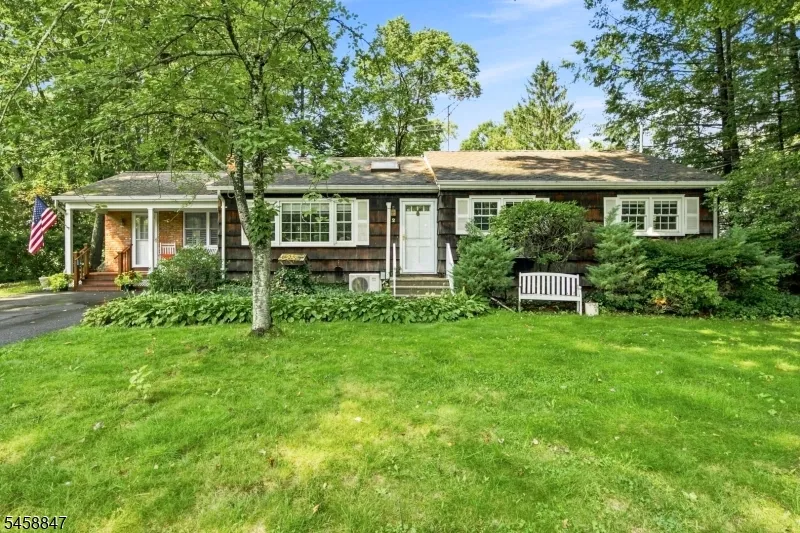 2 Mohican Trl Jefferson, NJ 07438