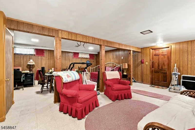 2 Mohican Trl Jefferson, NJ 07438