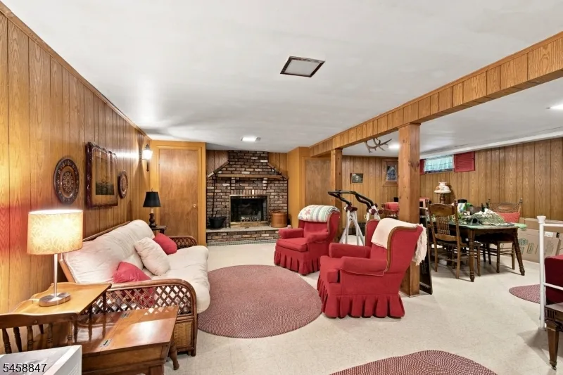 2 Mohican Trl Jefferson, NJ 07438