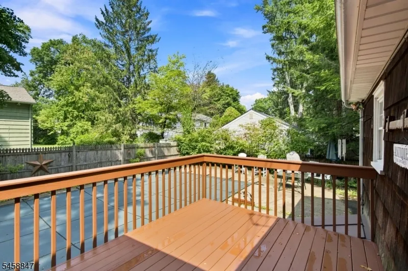2 Mohican Trl Jefferson, NJ 07438