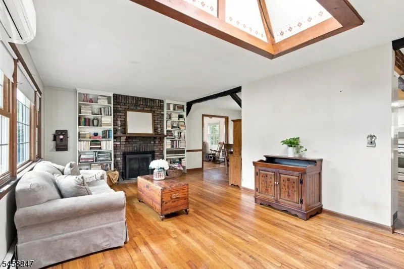 2 Mohican Trl Jefferson, NJ 07438