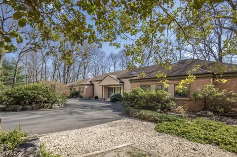 235 Mountainside Rd