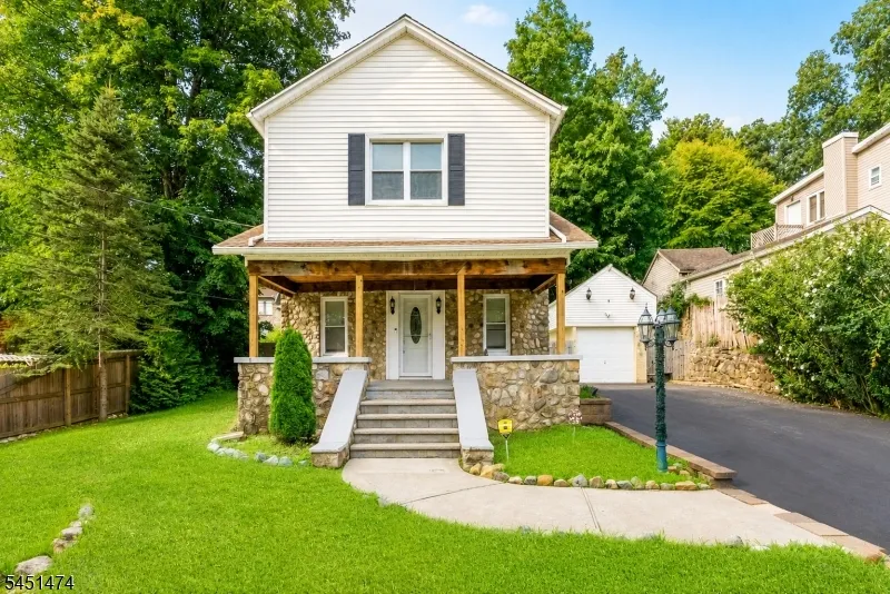 20 Shawnee Rd Hopatcong, NJ 07843
