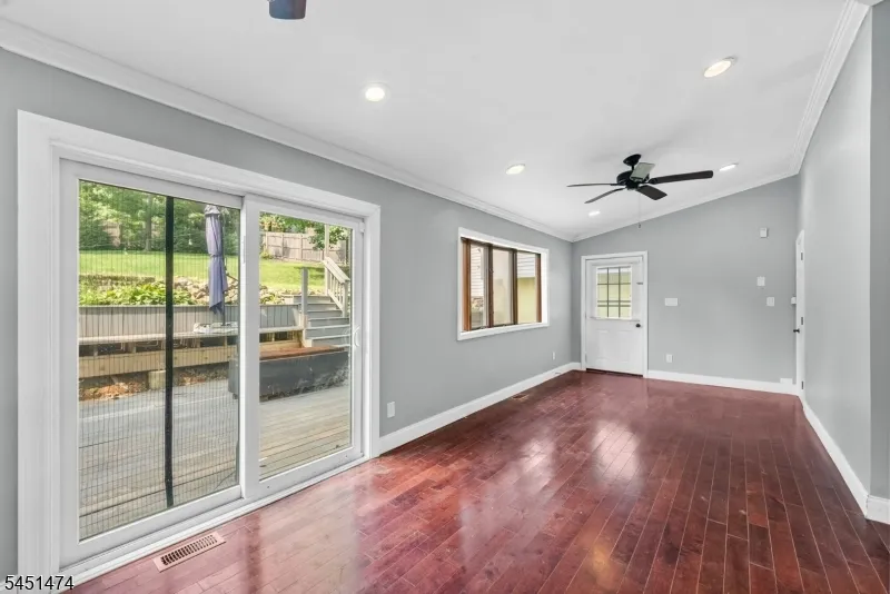 20 Shawnee Rd Hopatcong, NJ 07843