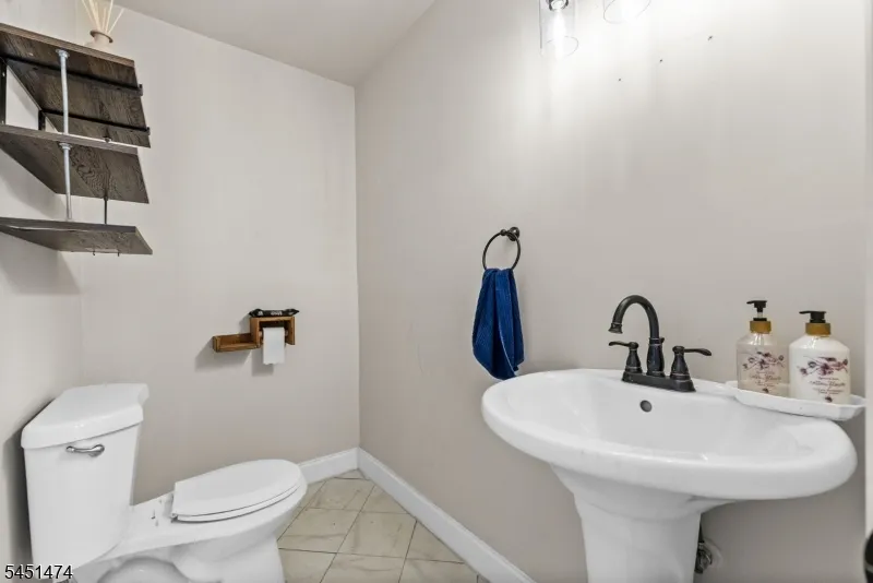 20 Shawnee Rd Hopatcong, NJ 07843