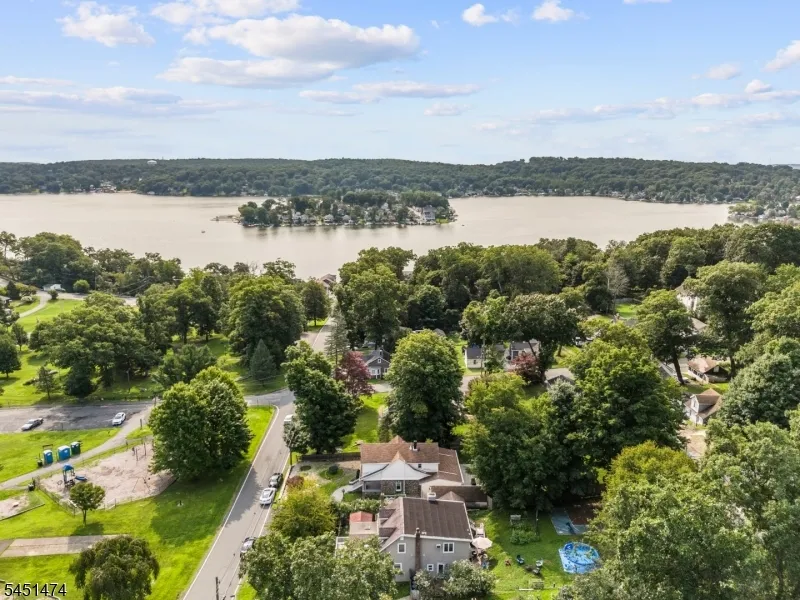 20 Shawnee Rd Hopatcong, NJ 07843