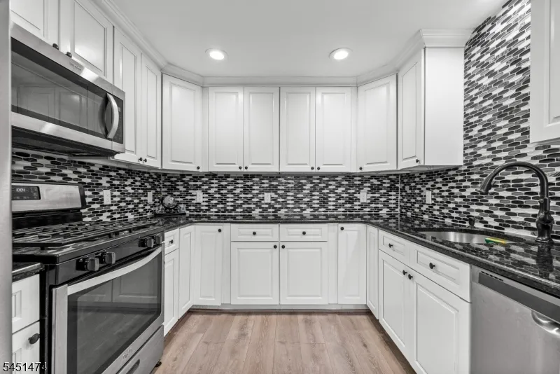 20 Shawnee Rd Hopatcong, NJ 07843