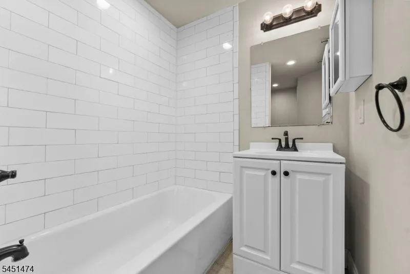 20 Shawnee Rd Hopatcong, NJ 07843