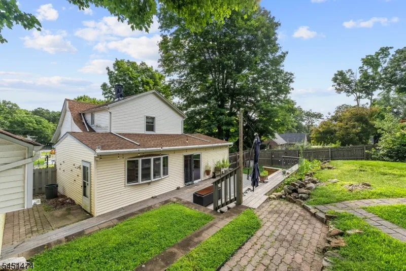 20 Shawnee Rd Hopatcong, NJ 07843