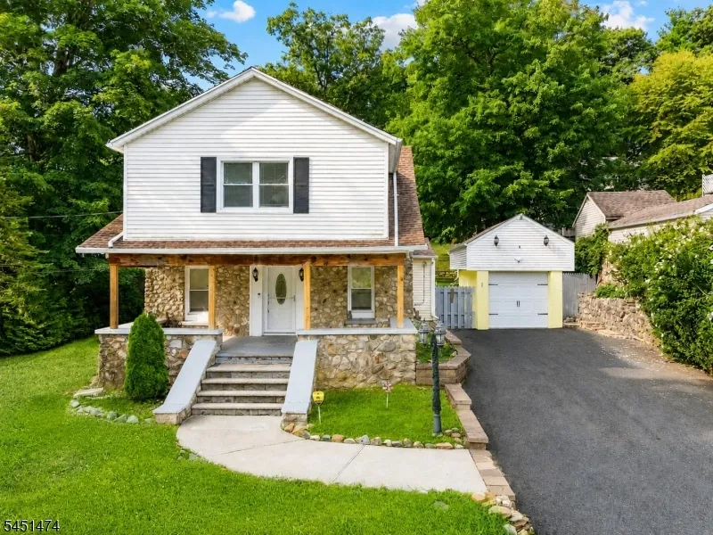 20 Shawnee Rd Hopatcong, NJ 07843